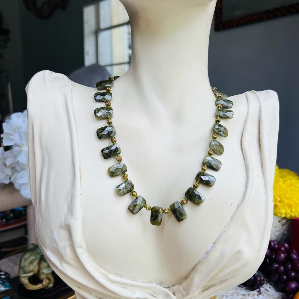 Fabulous Vintage Green Faceted Stone Necklace Like new!